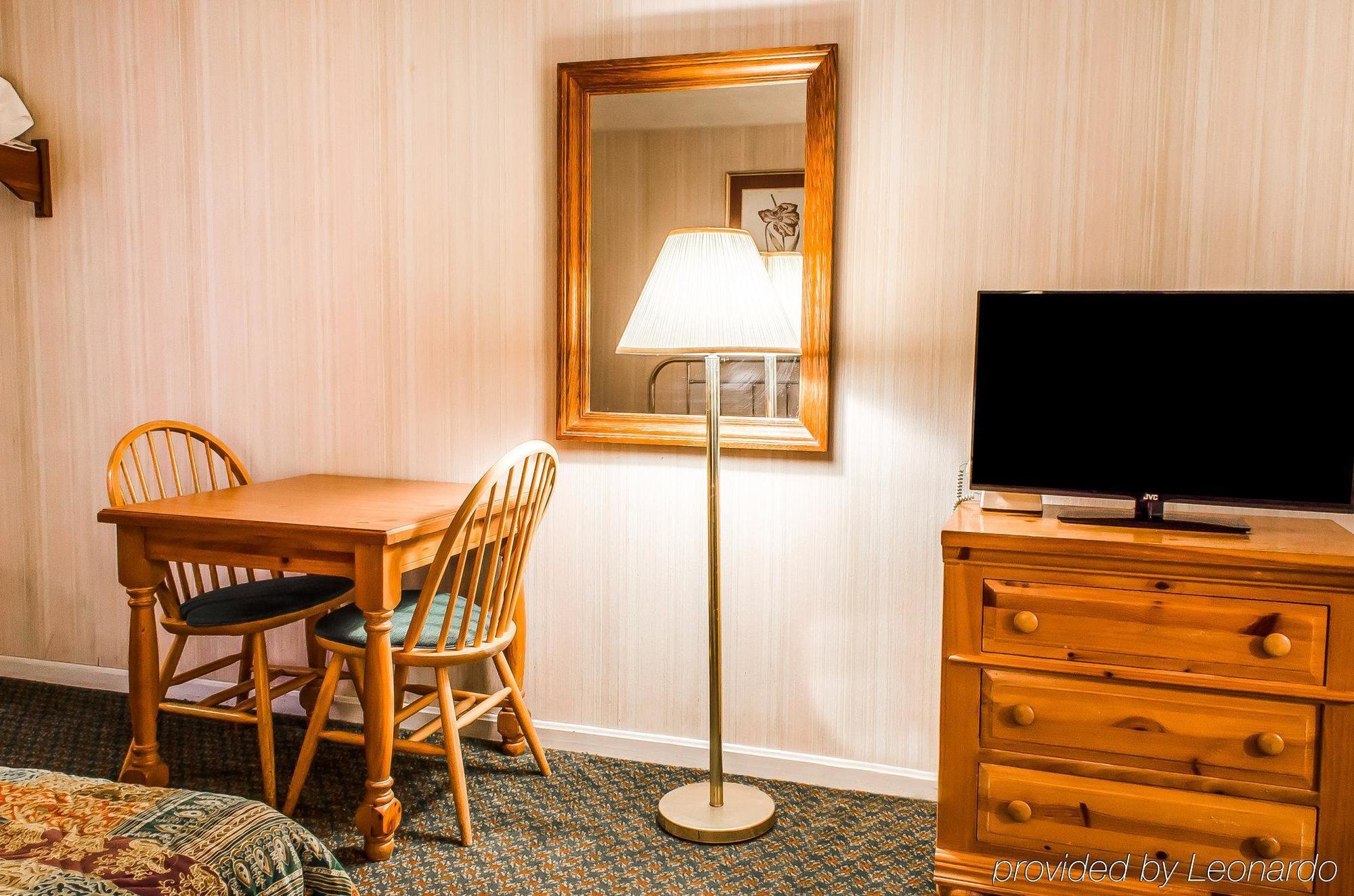 Rodeway Hotel *